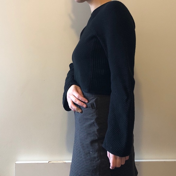 SOLD - Bell sleeve cropped black Uniqlo sweater - Picture 3 of 3